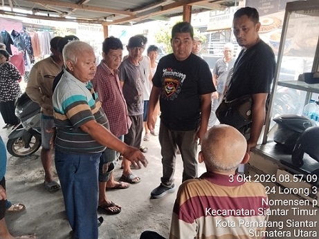 Kanit Reskrim IPDA Indrawan S.Sos bersama personil respon cepat mengamankan seorang pria diduga mencuri di Jalan Perwira