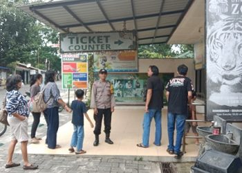 Piket Bhabinkamtibmas AIPDA Saut M. Manurung dan AIPDA I. Surya Darma patroli KRYD di objek vital Taman Hewan