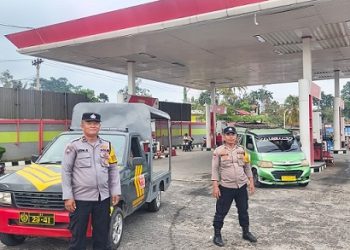 Piket Bhabinkamtibmas AIPTU Erik Marbun dan AIPDA Ijon Saragih patroli dan monitoring pengisian BBM di SPBU