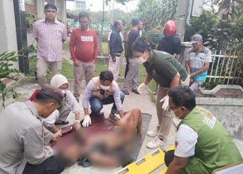 Personil piket Polsek Siantar Martoba saat evakuasi NRS kondisi luka bakar di TKP