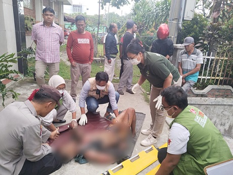 Personil piket Polsek Siantar Martoba saat evakuasi NRS kondisi luka bakar di TKP