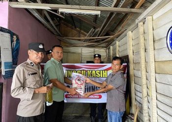 Kapolsek Teluk Nibung KOMPOL S.R.T Siburian, S.H bersama Kasi Propam AKP Hotben Pasaribu saat serahkan bansos kepada bapak Anwar Efendi