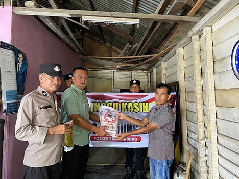 Kapolsek Teluk Nibung KOMPOL S.R.T Siburian, S.H bersama Kasi Propam AKP Hotben Pasaribu saat serahkan bansos kepada bapak Anwar Efendi