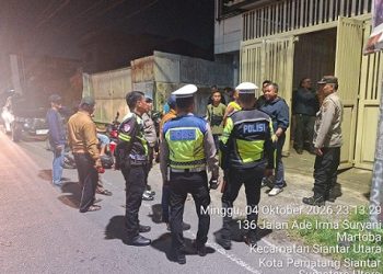 Personil piket KRYD Polres Pematangsiantar dan Polsek Siantar Utara saat cek TKP