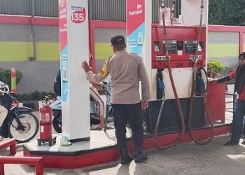 Piket Bhabinkamtibmas AIPTU Untung JF Nainggolan dan BRIPKA Swandi melaksanakan monitoring pengisian BBM di SPBU Jalan Melanthon Siregar
