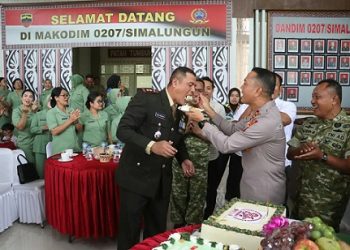 Kapolres Simalungun AKBP Dr. Hendri Nupia Dinka Barus, S.H., S.I.K., M.M Berikan Surprise HUT ke-81 TNI di Kodim 0207/SML
