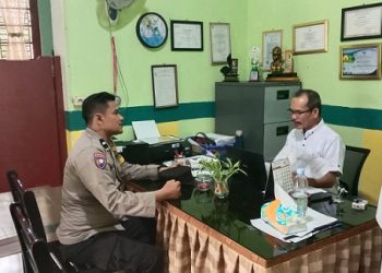 Bhabinkamtibmas Kelurahan Teladan Bripka Irwan Surya Darma melaksanakan sosialisasi SPMB Sekolah Taruna Bhayangkara di SMP Taman Asuhan
