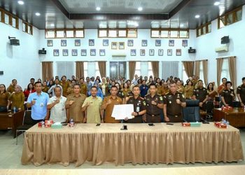 Kajari Pematangsiantar Erwin Purba, S.H dan Walikota Pematangsiantar diwakili Sekda Junaedi Antonius Sitanggang, SSTP, MSi Penandatanganan MoU "Jaksa Sahabat Pendidik"