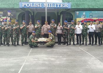 Wakapolres Simalungun Kompol Imam Alriyuddin, S.H., M.H Pimpin Pemberian Kue Ulang Tahun HUT TNI Ke 81 di Denpom I/I Pematangsiantar