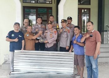 Kapolres SimalungunAKBP Dr. Hendri Nupia Dinka Barus, S.H., S.I.K., M.M diwakili Kapolsek Gunung Malela AKP Hengky B. Siahaan SH. MH menyalurkan bantuan sosial berupa 100 lembar senag dan uang tunai untuk pembangunan Masjid Al-Ikhlas