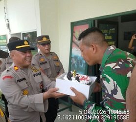 Kapolsek Bandar Huluan Polres Simalungun IPTU Patar Banjarnahor, S.H., M.H. bersama personel memberikan surprise kue Tart HUT TNI Ke 81 di Markas Koramil 06/Perdagangan