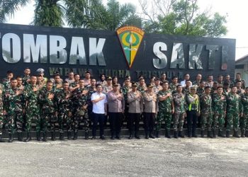 Kapolsek Tanah Jawa Kompol Banuara Manurung, S.H., M.H pimpin Berikan Surprise HUT TNI Ke 81 ke Yonif 122/TS