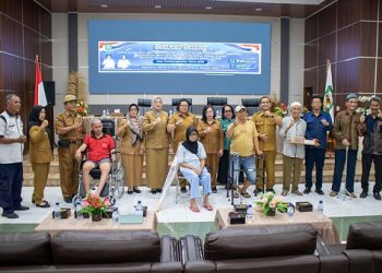 Wali Kota Pematangsiantar Wesly Silalahi SH MKn diwakili Staf Ahli Bidang Pemerintahan Dra Happy Oikumenis Daely menghadiri menyalurkan bantuan alat kesehatan kepada para lansia dan penyandang disabilitas di Ruang Serbaguna Pemko Pematangsiantar