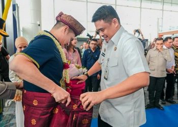 Gubsu Bobby Nasution menyambut kedatangan Kapolda Sumut, Irjen Pol Sonny Irawan. (Foto Ist)
