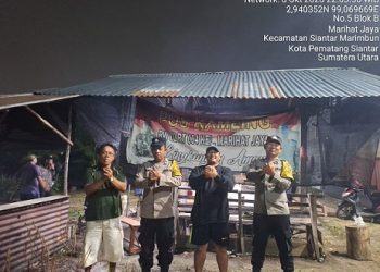 Piket Bhabinkamtibmas AIPTU Fernandes Munthe, AIPDA Saut Haloho dan BRIPKA Johannes C. Siregar melaksanakan kegiatan SALING (Sapa Siskamling) di Pos Kamling Jalan Melanthon Siregar Gang PD