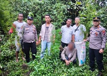 Pelaku DS dan barang diapit Kasat Resnarkoba AKP AKP Charles Nababan SH bersama Kapolsek Panei Tongah AKP. Daniel J. Damanik, S.H dan personil saat di TKP