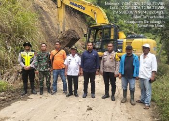 Kapolsek Sidamanik, AKP Rudi Panjaitan, S.H bersama perrsonil Bantu Pembersihan Material Longsor di KSPN Lingkar Danau Toba