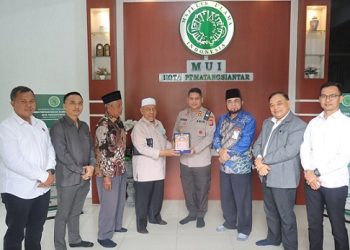 Kapolres Pematangsiantar AKBP Dhana Noer Kurniawan, S.I.K., M.M didampingi Kasat Reskrim AKP Sandi Riz Akbar, S.Tr.K., S.I.K., M.H., dan Kasat Intelkam AKP Hary Isdyanto, S.H., M.H Silaturahmi ke MUI Kota Pematangsiantar