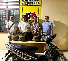 Pelaku pencurian, SL alias Ntong dan barang bukti diamankan di Polsek Bandar Huluan