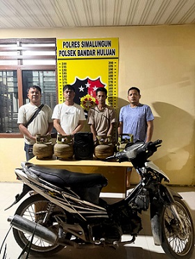 Pelaku pencurian, SL alias Ntong dan barang bukti diamankan di Polsek Bandar Huluan
