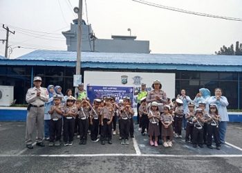 Kanit Kamsel IPDA Serly Tarigan dan personil Unit Kamsel menerima kunjungan puluhan orang anak didik TK Kemala Bhayangkari 6 Pematangsiantar