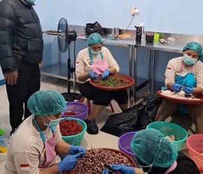 Kasubsi Opsnal Dumas AIPTU Hotman Aritonang melaksanakan pengawasan dan monitoring Pelaksanaan Tata Kelola Program MBG di SPPG 3 YKB Pematangsiantar