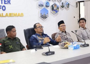 Wakil Wali Kota Tanjungbalai Muhammad Fadly Abdina didampingi Asisten Ekbang Tajul Abrar, Kaban kesbangpol Gando Tuah dan OPD terkait mengikuti Sosialisasi Pelayanan Clearance Pejabat Badan Usaha Milik Daerah (BUMD) secara daring melalui aplikasi Zoom Meeting