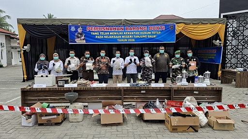 Kajari Tanjungbalai Bobon Robiana pimpin pemusnahan barang bukti