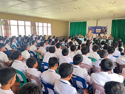 Polres Simalungun Sosialisasikan SPMB SMA Kemala Taruna Bhayangkara kepada Ratusan Pelajar SMPN 1 Jorlang Hataran