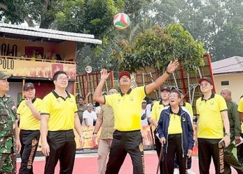Plh Danyon B Sat Brimob Polda Sumut KOMPOL Yudiana Syahputra S.Sos.I, M.H pemukulan bola pertama pertanda dibukannya Open Turnamen Bola Voli Piala Bergilir Marcopolo CUP dan Piala Dansat Brimob Polda Sumut