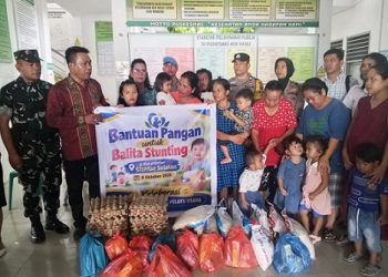 Kapolsek Siantar Selatan IPTU Suhaira Marbun SH bersama Camat Siantar Selatan Henri Purba, SH menghadiri pemberian bantuan untuk Balita Stunting di Kelurahan Aek Nauli 