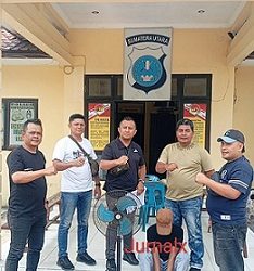 Pelaku curat, IH alias Mansa diapit Kanit Reskrim Polsek Siantar Utara IPDA Indrawan S.Sos dan Tim Opsnal
