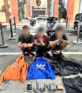 Tiga pelaku spesialis begal kerap beraksi di Kecamatan Percut Sei Tuan, Kabupaten Deli Serdang yang ditangkap polisi turut disita sejumlah barang bukti. (Foto Ist)