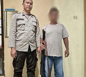 Pelaku penembakkan, JA dan barang bukti senapang angin diamankan di Polsek Dolok Panribuan