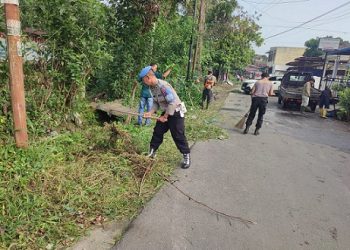 Personil Polsek Siantar Martoba Ikuti Gotong Royong Bersama Warga di Jalan Tangki