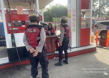 personil piket AIPTU A Saragih, AIPTU F. Saragih, AIPDA Suwanda dan BRIGPOL Dimas melaksanakan patroli dan monitoring pengisian Bahan Bakar Minyak (BBM) di SPBU