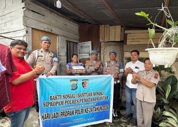 Kasi Propam AKP Henry Palona Bangun SH didampingi Kasi Provos IPDA Sunandar, Kanit Paminial IPDA Putra Sormin beserta personil berikan bantuan kepada Ibu Sondang boru Pardede