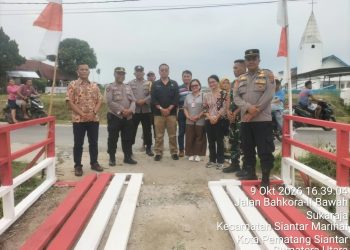 Polsek Siantar Marihat Renovasi Jembatan Mereh Putih dI Kelurahan Suka Raja, Warga Sangat Berterimakasih