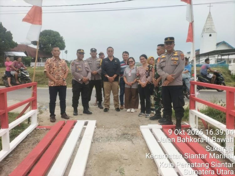 Polsek Siantar Marihat Renovasi Jembatan Mereh Putih dI Kelurahan Suka Raja, Warga Sangat Berterimakasih