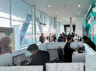 ΚΑΝІМ ТВA CEGAH 182 KEBERANGKATAN BERISIKO MELALUI PEMERIKSAAN DI ΤΡΙ TELUK NIBUNG Tanjungbalai
Kantor Imigrasi Kelas II TPI Tanjungbalai Asahan (Kanim TBA) terus memperkuat fungsi pemeriksaan dan pengawasan keimigrasian di Tempat Pemeriksaan Imigrasi (TPI) Teluk Nibung. Upaya tersebut dilakukan untuk memastikan setiap masyarakat yang akan melakukan perjalanan ke luar negeri memenuhi ketentuan keimigrasian sekaligus mencegah keberangkatan yang berpotensi menimbulkan risiko bagi pelintas. Dalam periode 2025 hingga Agustus 2026, petugas Imigrasi di TPI Teluk Nibung mencatat sebanyak 182 penolakan keberangkatan berdasarkan hasil pemeriksaan keimigrasian. Penolakan tersebut dilakukan setelah petugas menemukan sejumlah kondisi yang memerlukan pendalaman lebih lanjut, di antaranya keterangan yang tidak jelas atau tidak konsisten terkait tujuan perjalanan serta adanya dugaan bahwa pelintas merupakan Calon Pekerja Migran Indonesia (CPMI) Nonprosedural. Bukan Sekadar Pemeriksaan Dokumen Dalam pelaksanaan pemeriksaan, petugas Imigrasi tidak hanya memastikan kelengkapan dokumen perjalanan, tetapi juga melakukan pendalaman terhadap tujuan dan maksud keberangkatan serta kesesuaian keterangan yang disampaikan oleh pelintas. Kondisi tersebut menjadi penting terutama bagi masyarakat yang akan bekerja di luar negeri. Keberangkatan melalui jalur nonprosedural dapat menempatkan calon pekerja migran pada berbagai risiko, termasuk eksploitasi, penipuan, maupun tindak pidana perdagangan orang. Oleh karena itu, ketika ditemukan indikasi yang memerlukan pemeriksaan lebih lanjut, petugas dapat melakukan penolakan keberangkatan sesuai dengan ketentuan yang berlaku. Pemeriksaan sebagai Upaya Pencegahan Sebanyak 182 penolakan keberangkatan tersebut menjadi bagian dari pelaksanaan fungsi pengawasan keimigrasian di TPI Teluk Nibung. Penolakan dilakukan secara selektif berdasarkan hasil pemeriksaan dan bukan semata-mata karena seseorang akan melakukan perjalanan ke luar negeri. Setiap keputusan didasarkan pada kondisi dan ketentuan yang berlaku dalam pemeriksaan keimigrasian. Melalui pemeriksaan tersebut, Kanim TBA turut mengambil peran dalam mencegah masyarakat melakukan perjalanan dalam kondisi yang berpotensi membahayakan diri mereka, khususnya ketika terdapat indikasi keberangkatan sebagai CPMI Nonprosedural. Imigrasi dan Perlindungan Masyarakat Pelaksana Tugas Kepala Kantor Imigrasi Kelas II TPI Tanjungbalai Asahan Gelora Adil Ginting dikonfirmasi Sabtu (10/10/2026) menyampaikan bahwa pemeriksaan keimigrasian merupakan bagian penting dalam memberikan perlindungan kepada masyarakat yang akan melakukan perjalanan ke luar negeri. "Pemeriksaan di TPI bukan hanya mengenai kelengkapan dokumen perjalanan. Petugas juga perlu memastikan tujuan perjalanan dan keterangan yang disampaikan oleh pelintas sesuai dengan kondisi sebenarnya. Ketika ditemukan indikasi yang tidak sesuai atau berisiko, kami mengambil tindakan sesuai ketentuan yang berlaku," ujar Gelora Adil Ginting. la menambahkan bahwa pencegahan keberangkatan CPMI Nonprosedural membutuhkan sinergi berbagai pihak, termasuk masyarakat. "Kami mengimbau masyarakat yang akan bekerja ke luar negeri untuk memastikan seluruh proses dilakukan melalui prosedur yang resmi. Jangan mudah percaya pada pihak yang menawarkan pekerjaan di luar negeri tanpa kejelasan. Pemeriksaan yang kami lakukan merupakan bagian dari upaya mencegah masyarakat berangkat dalam kondisi yang dapat merugikan atau membahayakan dirinya," tambahnya. Kanim TBA akan terus memperkuat pemeriksaan dan pengawasan di TPI Teluk Nibung, termasuk meningkatkan koordinasi dengan instansi terkait dalam upaya mencegah keberangkatan berisiko dan melindungi masyarakat dari potensi tindak pidana perdagangan orang serta praktik penempatan pekerja migran secara nonprosedural, Ucapnya mengakhiri.