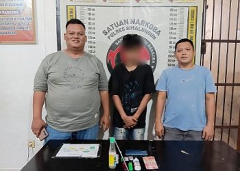 Tersangka RA beserta barang bukti diserahkan ke Sat Resnarkoba Polres Simalungun