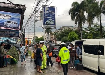 Personil Sat Lantas Edukasi Tertib Berlalu Lintas di Halte Travel Platinum & Boby Paradep