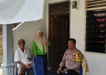 Bhabinkamtibmas Kelurahan Nagapitu AIPTU S. Ambarita sambangi warga Ibu Nuriani Sinurat