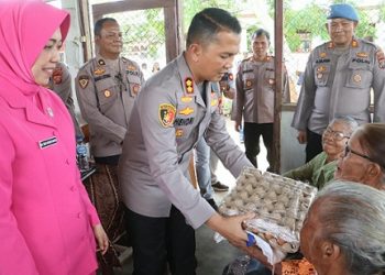 Kapolres Simalungun AKBP Dr. Hendri Nupia Dinka Barus, S.H., S.I.K., M.M Salurkan Bansos untuk 80 Warga Nagori Mariah Jambi