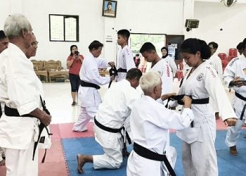 Inri Isabael Olivia Siahaan saat disematkan Sabuk Hitam DAN 1 oleh Dewan Guru Ribet Hutagaol