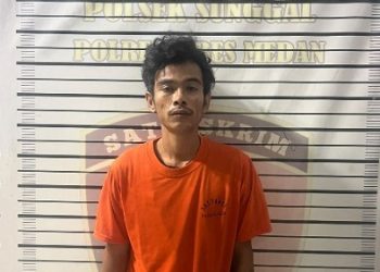 Pelaku pengancaman yang diamankan di Polsek Medan Sunggal. (Foto Ist)