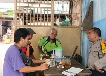Bhabinkamtibmas Kelurahan Dwikora Aiptu Alexander melaksanakan sambang di Jalan Wahidin