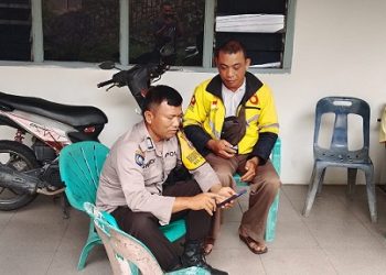 Bhabinkamtibmas Kelurahan Kristen BRIPKA Swandi mendata warga untuk dimasukkan dalam Aplikasi Parlinsos,