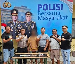 Pelaku RS alias Kiting dan barang bukti diapit Kapolsek Gunung Malela AKP Hengky B. Siahaan SH. MH bersama Kanit Reskrim dan Tim Opsnal di Mako Polsek Gunung Malela