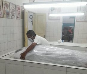 Jenajah korban ditangisi bapak kandungnya saat diruangan jenajah RSUD dr Djasamen Saragih